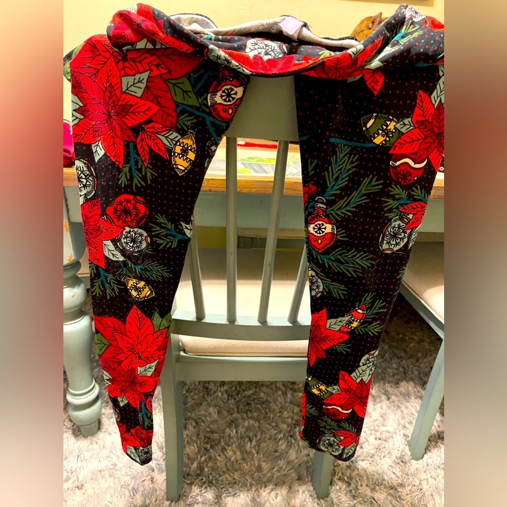 LuLaRoe Poinsettia Leggings Tall & Curvy
